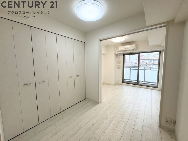 居室・リビング　エアコン設置済み！最上階角部屋で日当たり良好♪