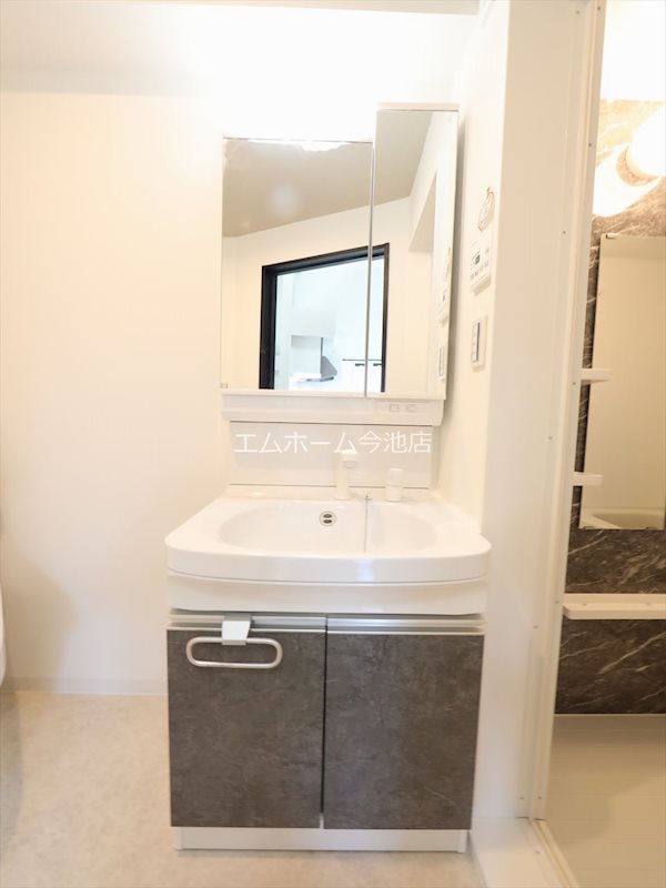 洗面設備　脱衣所　独立洗面台（シャンプードレッサー付）