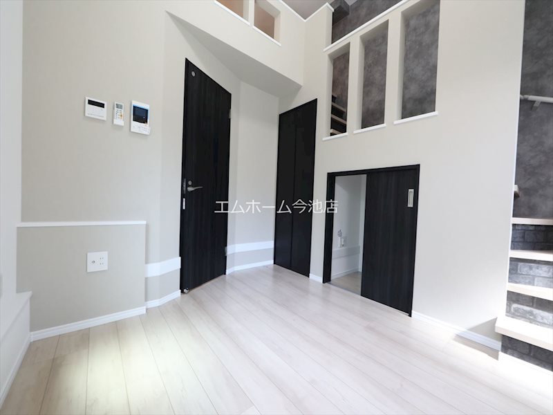 居室・リビング　洋室7.73帖　エアコン付　換気良好　収納2カ所あり