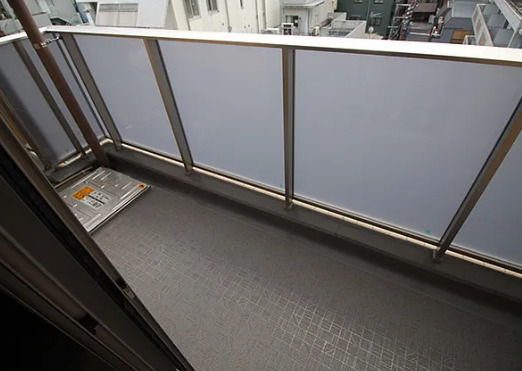 バルコニー　暖かな日差しのふりそそぐバルコニー