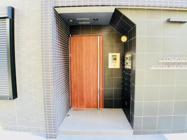 エントランス　落ち着いたエントランスです