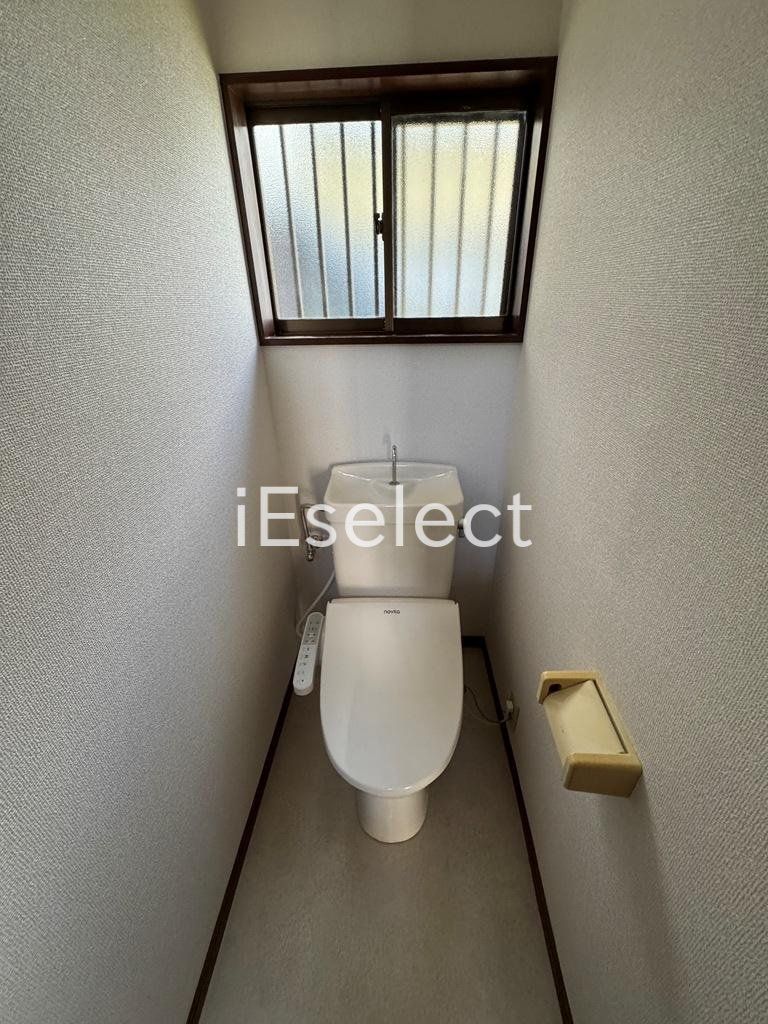 トイレ　窓があり換気のしやすいトイレです！