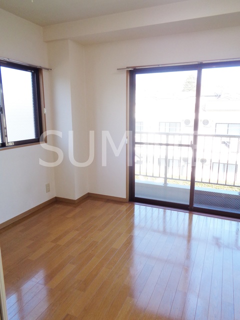 居室・リビング　2面採光の角部屋です☆