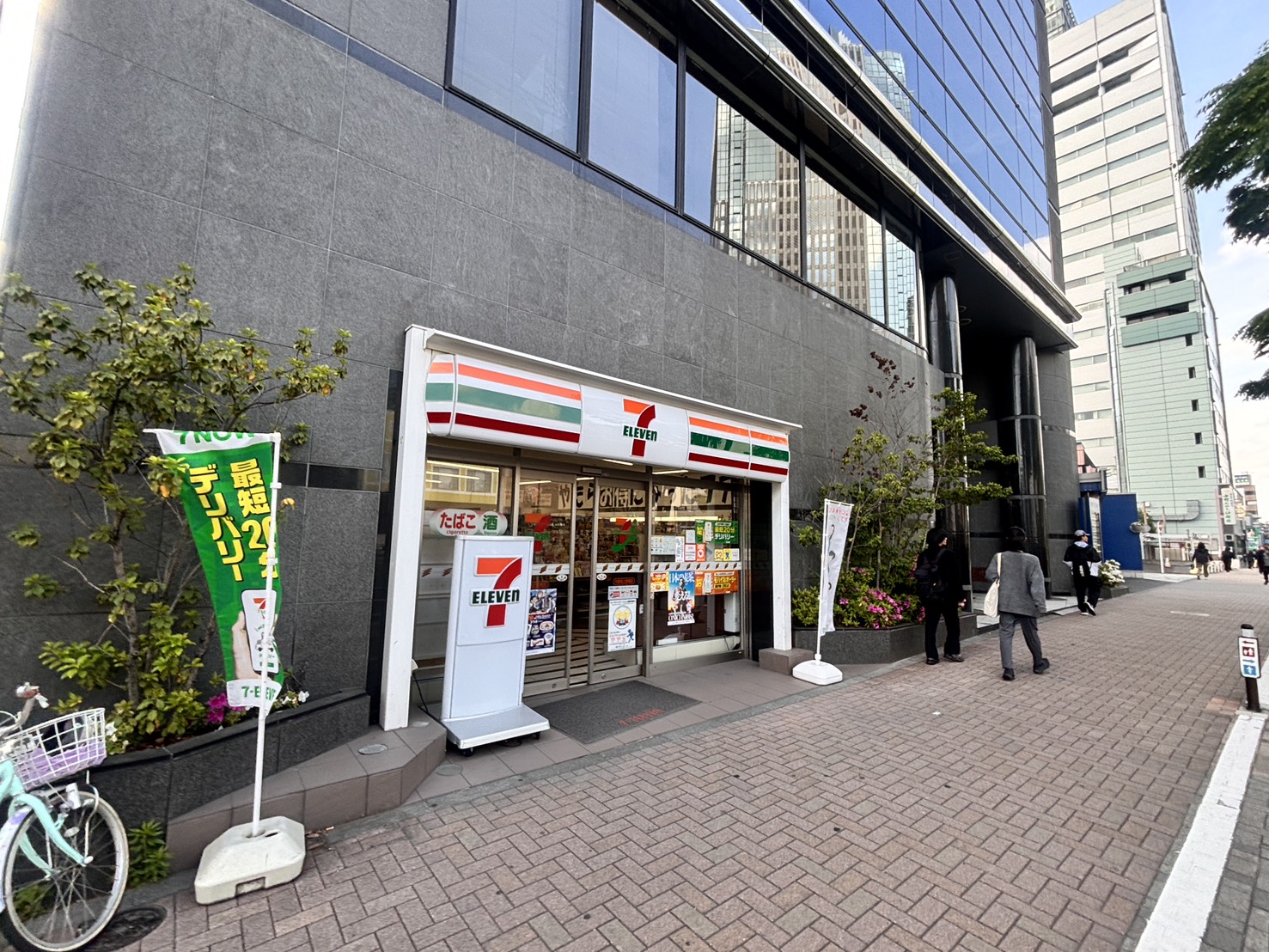 コンビニ　セブンイレブン中野坂上駅南店（コンビニ）まで168m