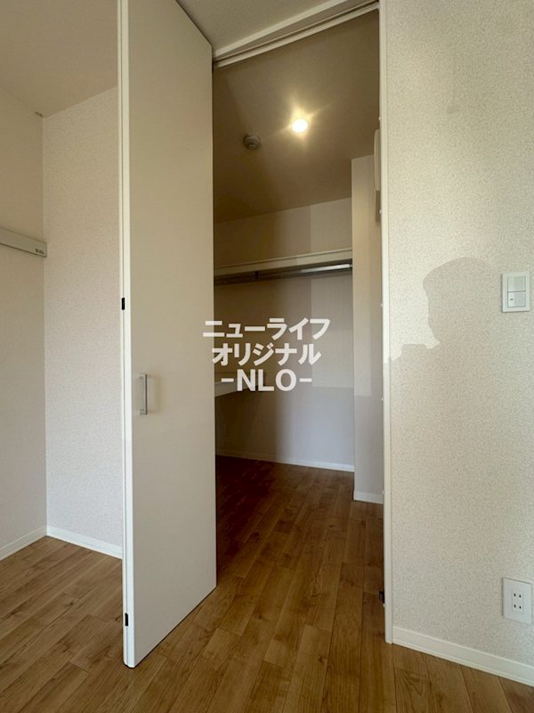 収納　衣類はもちろんたっぷり収納可能なウォークインクローゼット。