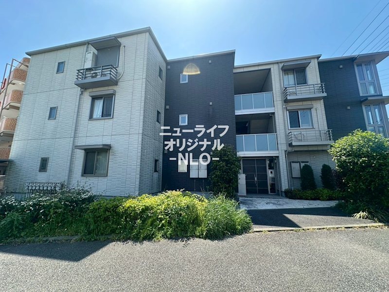 建物外観　白と黒を基調としたモダンな外観です。