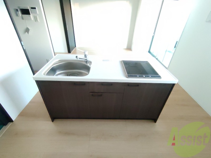 キッチン　キッチンは２口のＩＨコンロです。広々していていいですね。