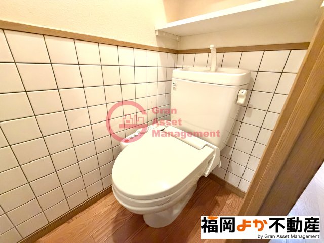 トイレ　落ち着いた色調のトイレです