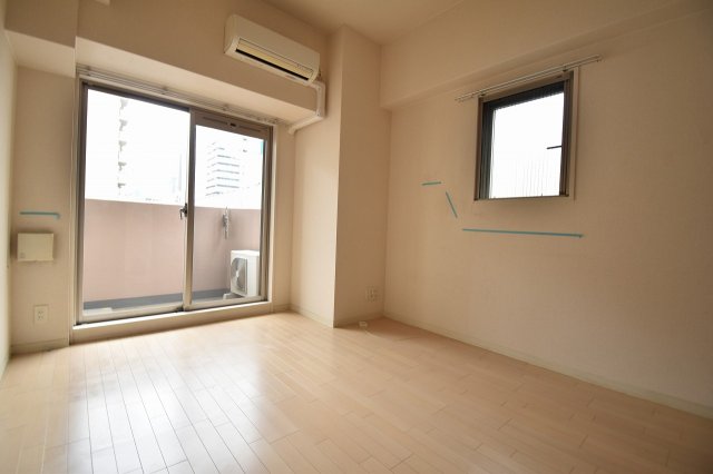 居室・リビング　※中部屋は小窓が無しです。
