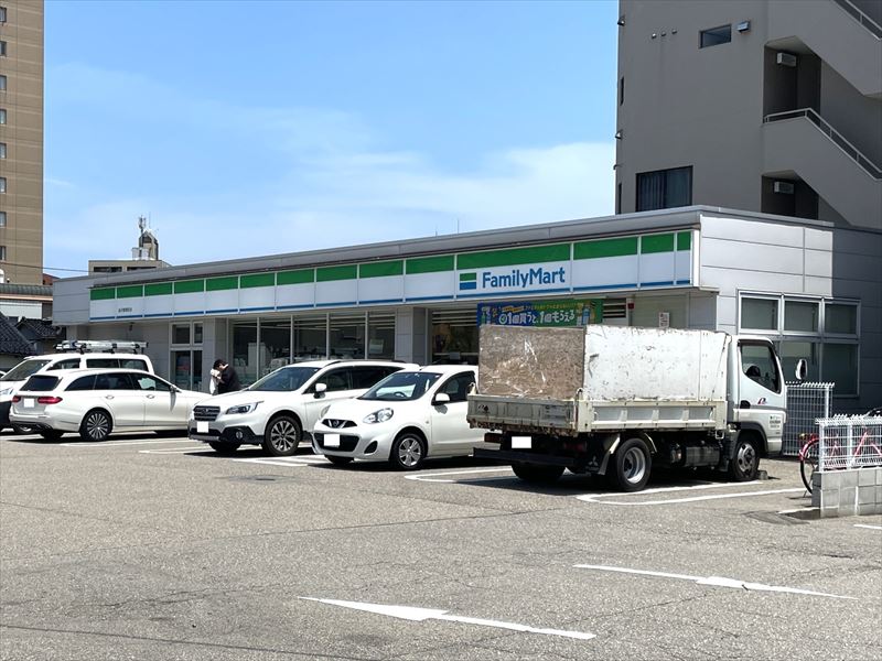 コンビニ　ファミリーマート金沢橋場町店（コンビニ）まで1009m