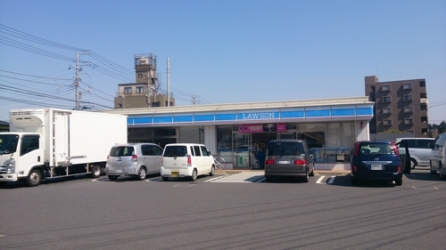 コンビニ　ローソン成田51号通店（コンビニ）まで312m