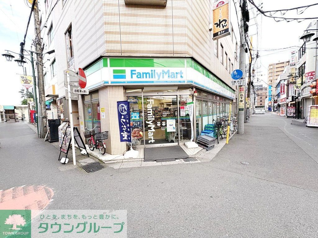 コンビニ　ファミリーマート春日部駅西口店（コンビニ）まで560m