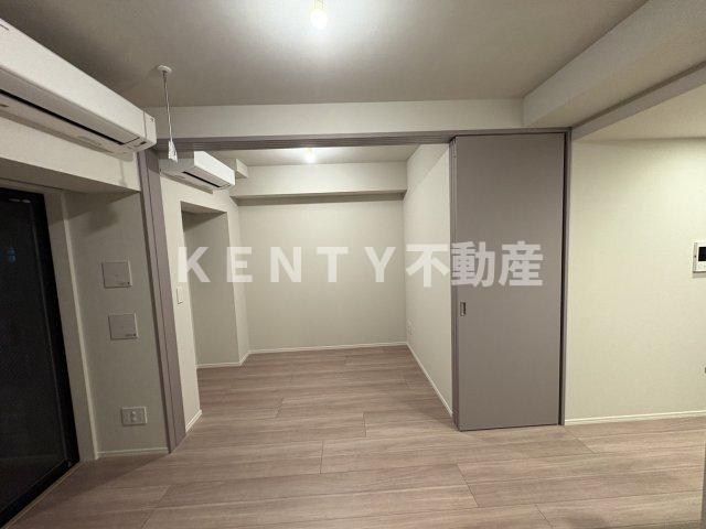 その他部屋・スペース　落ち着いた色調の寝室です