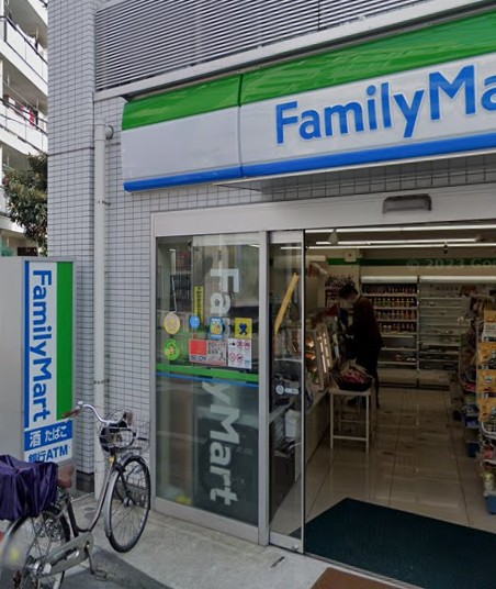 コンビニ　ファミリーマート南山堂千川駅前店（コンビニ）まで329m