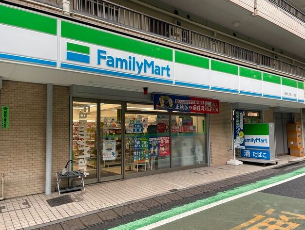 コンビニ　ファミリーマート新宿大久保二丁目店（コンビニ）まで247m