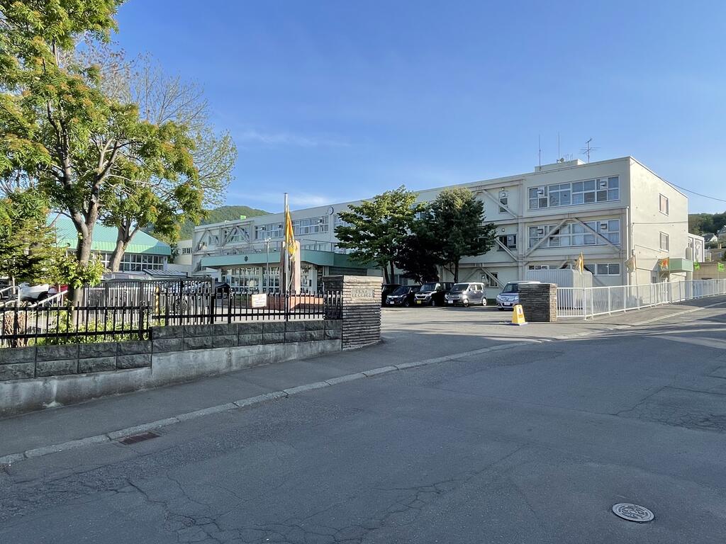 小学校　札幌市立手稲中央小学校（小学校）まで667m