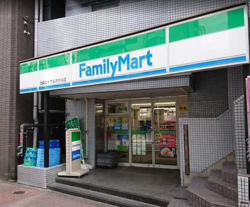 コンビニ　ファミリーマート 池袋ロイヤルホテル店（コンビニ）まで119m