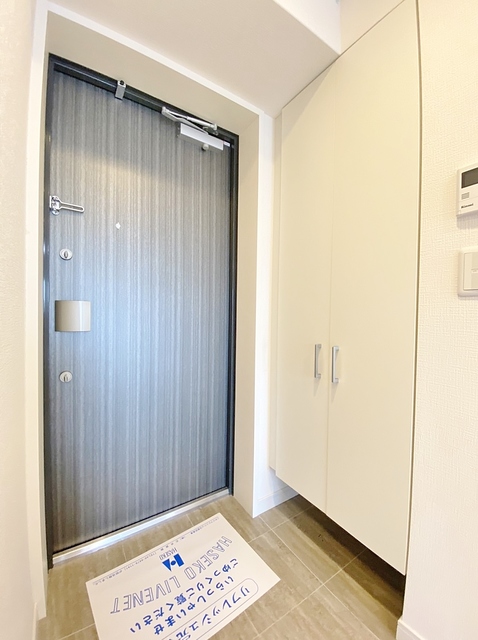 玄関　背の高いシューズボックス