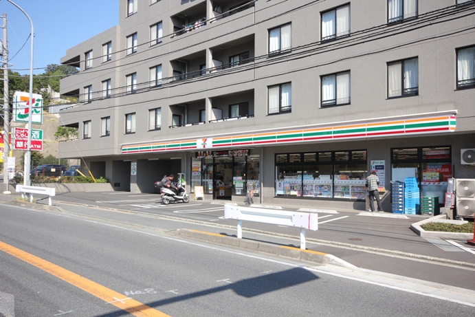 コンビニ　セブンイレブン（コンビニ）まで390m