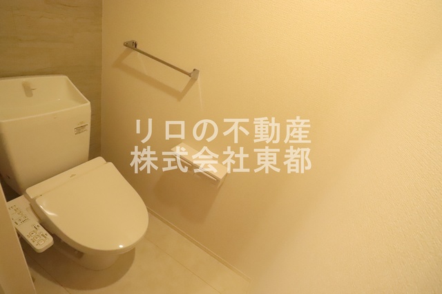 トイレ　白基調で清潔感のあるトイレです♪