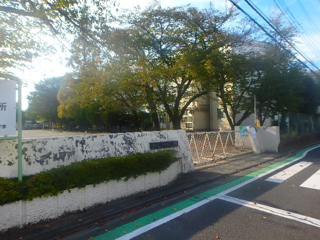 小学校　多摩市立多摩第三小学校（小学校）まで1208m
