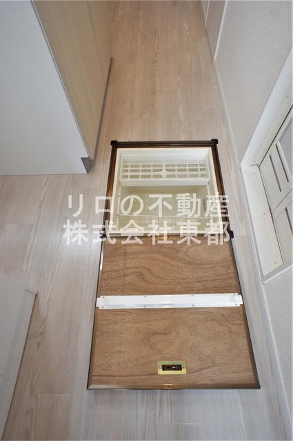 その他　非常食や食料を備蓄できる、便利な床下収納付です☆