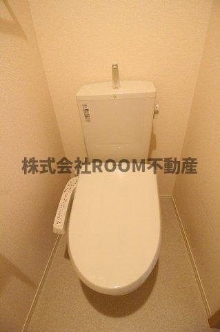 トイレ　落ち着いた色調のトイレです