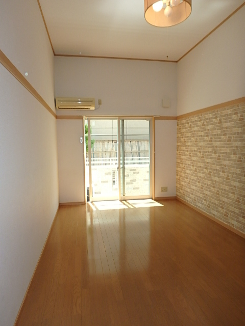 居室・リビング　天井が高く開放感のあるお部屋です。