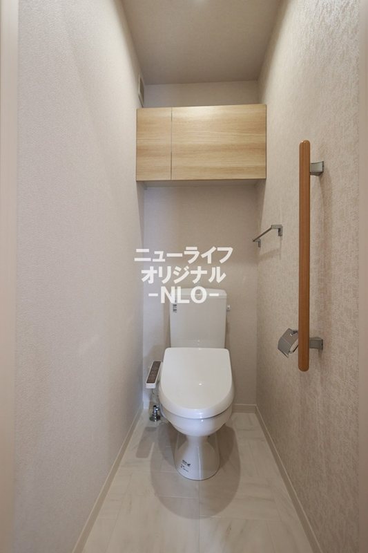 トイレ　快適で清潔な温水洗浄便座☆上部には収納棚もあります☆