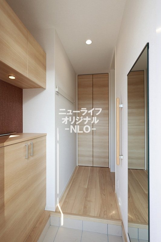 玄関　お出かけ前の身だしなみチェックに便利なウォールミラー付☆