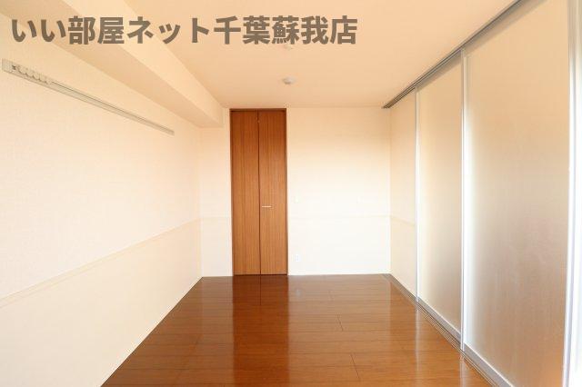 その他部屋・スペース　落ち着いた色調の寝室です