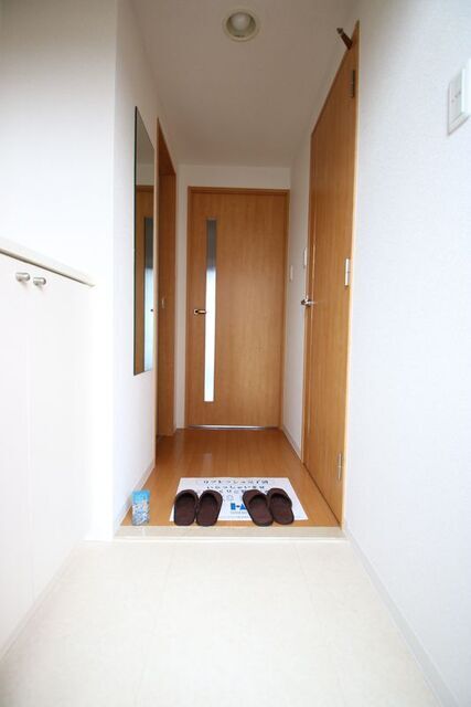 玄関　※違う号室のお部屋の参考写真です。