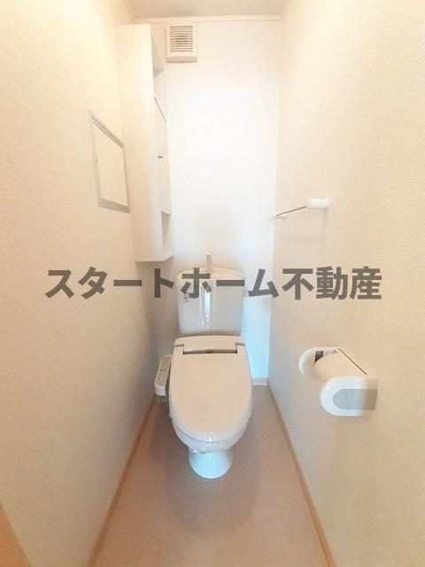 トイレ　落ち着いた色調のトイレです