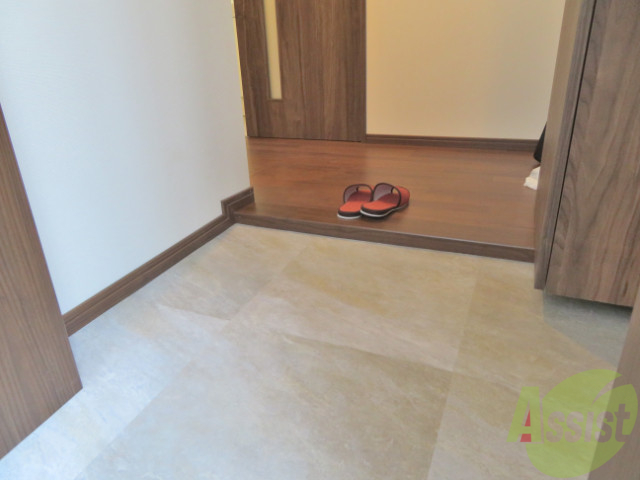 玄関　玄関も広いですね。右側にはシューズボックスがあります。