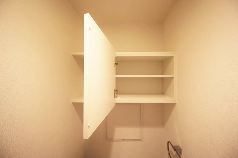 トイレ　トイレの上部には収納棚をご用意しました。トイレ用品の収納にと