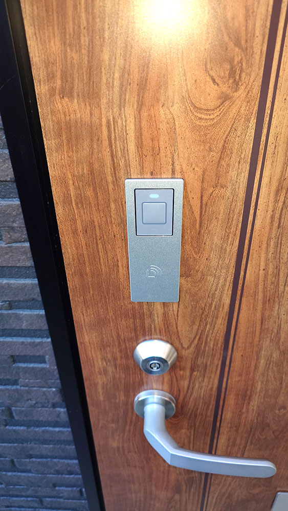 玄関　カードキー対応
