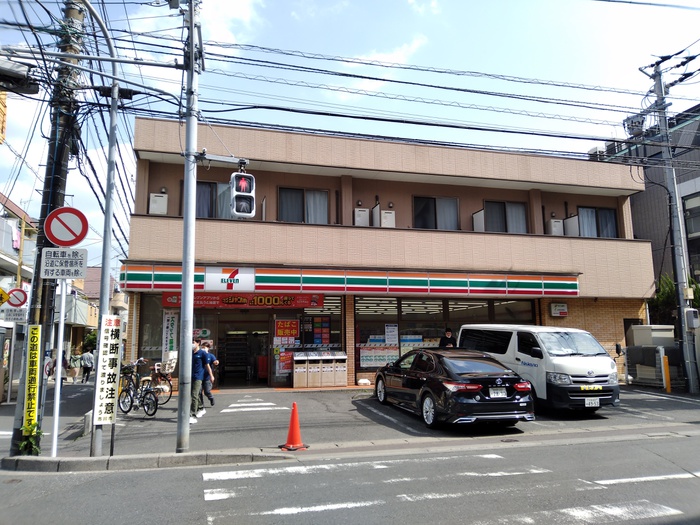 コンビニ　セブンイレブン（コンビニ）まで300m