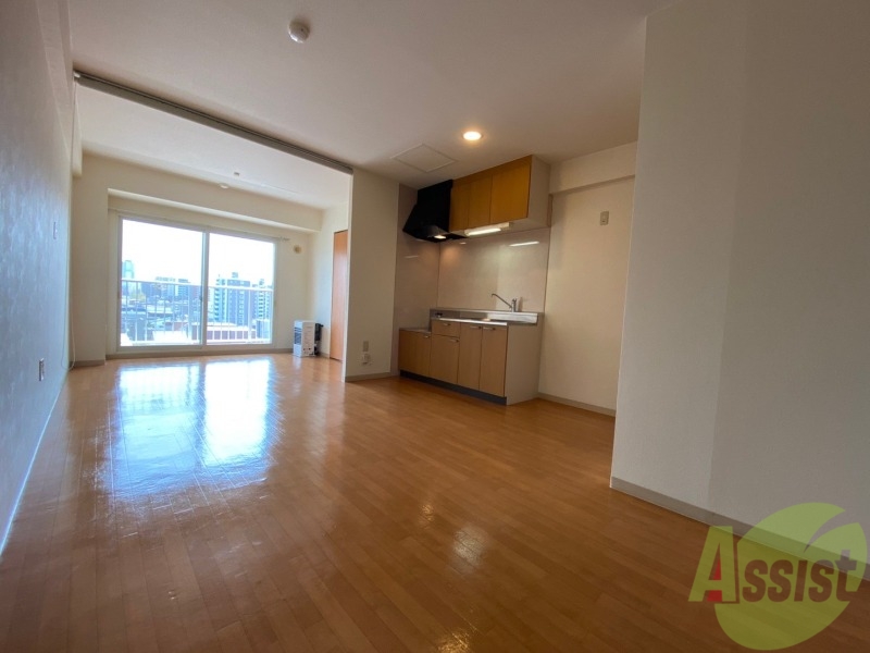居室・リビング　木目のフローリングは落ち着きのある印象のお部屋になりますね。
