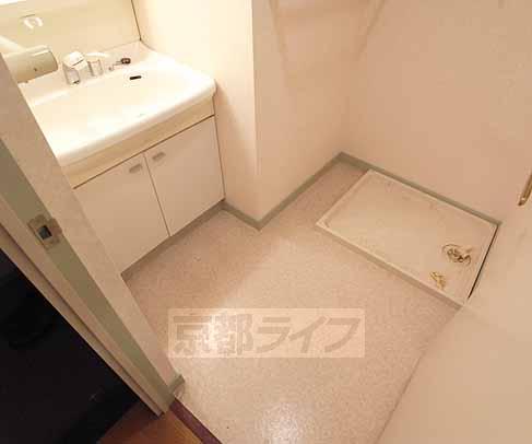 洗面設備　広い脱衣室です。