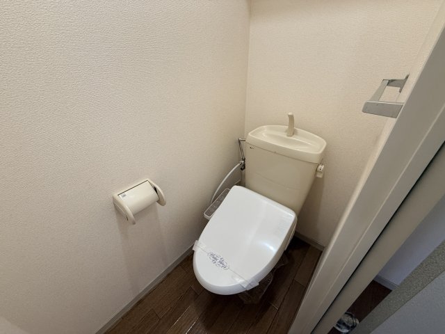 トイレ　同物件別号室の写真です。