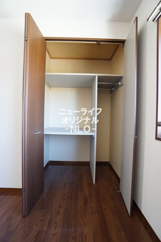 収納　ハンガーパイプや棚付きでキレイに収納できます☆