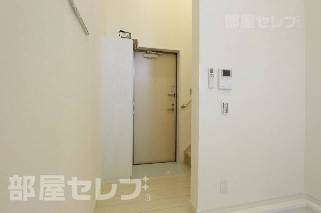 玄関　モデルルーム写真参照