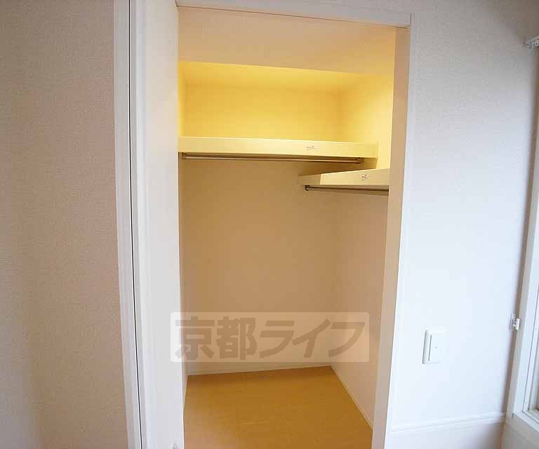 収納　たっぷり収納のウォークインクローゼットです。