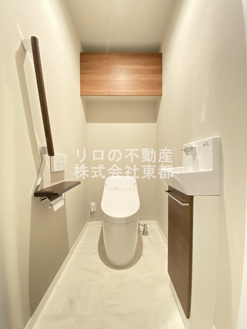 トイレ　白基調で清潔感のあるトイレです♪