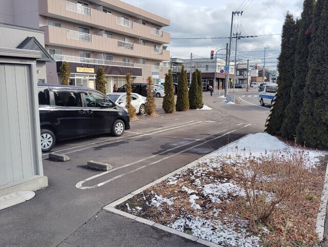駐車場　建物東側駐車場