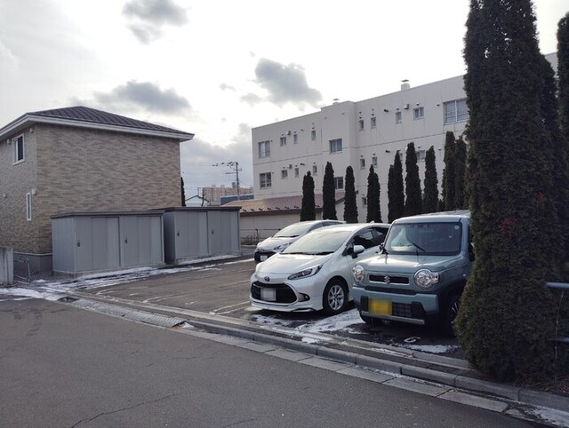 駐車場　建物西側駐車場