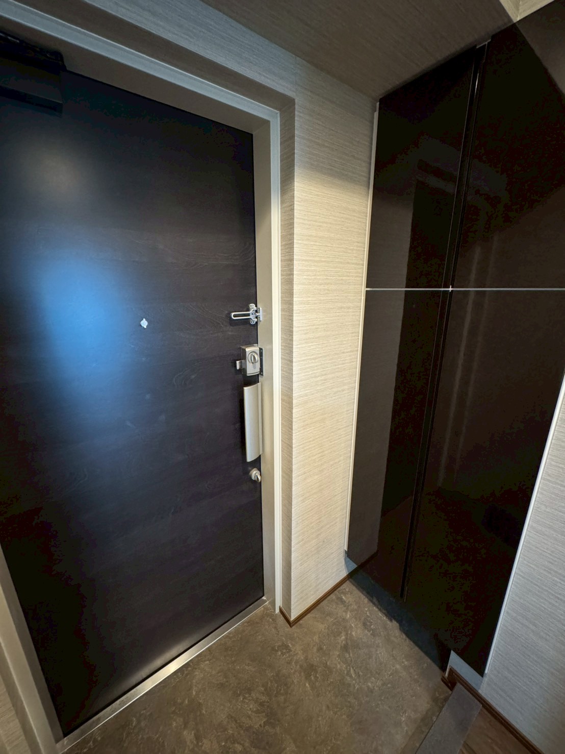玄関　（同タイプ別のお部屋の写真）