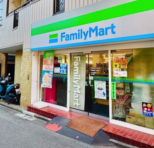 コンビニ　ファミリーマート向島四丁目店（コンビニ）まで306m