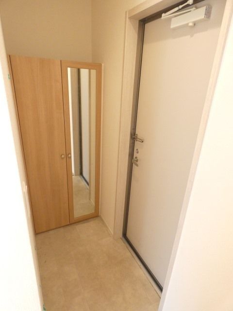玄関　鏡付きで身だしなみもバッチリ