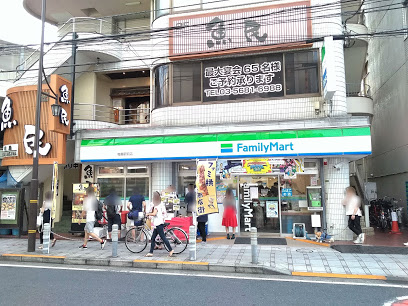 コンビニ　ファミリーマート 梅島駅前店（コンビニ）まで679m